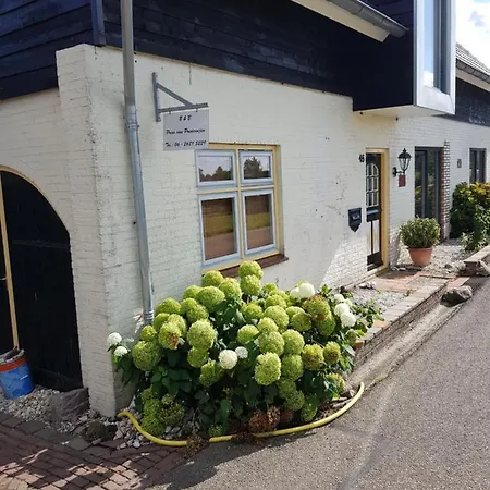 Prins Van Poederoijen Guest house *